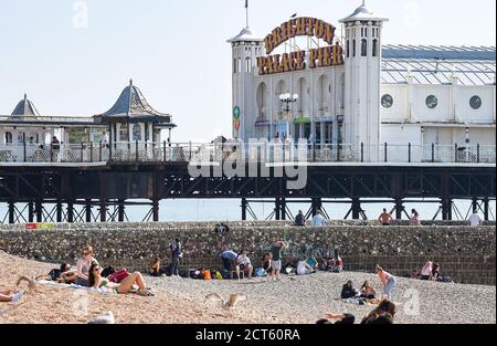 Brighton UK 21. September 2020 - Besucher nutzen heute das heiße, sonnige Wetter am Brighton Beach, da die Prognose für eine Abkühlung in ganz Großbritannien ab Mittwoch lautet. : Credit Simon Dack / Alamy Live News Stockfoto