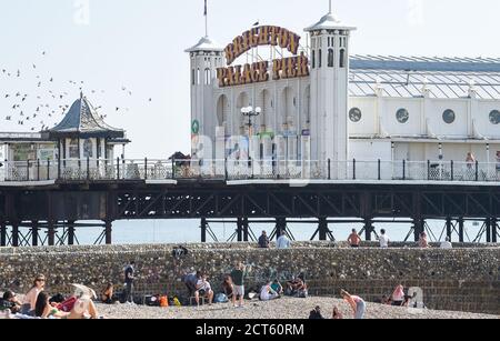 Brighton UK 21. September 2020 - Besucher nutzen heute das heiße, sonnige Wetter am Brighton Beach, da die Prognose für eine Abkühlung in ganz Großbritannien ab Mittwoch lautet. : Credit Simon Dack / Alamy Live News Stockfoto