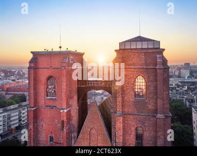 Mostek Pokutnic - eine Brücke zwischen zwei Türmen der St. Mary Kirche. Berühmter Aussichtspunkt in Breslau, Polen Stockfoto