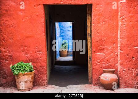 Rote Mauern, Kloster Santa Catalina (Convento de Santa Catalina), Arequipa, Peru, Südamerika Stockfoto