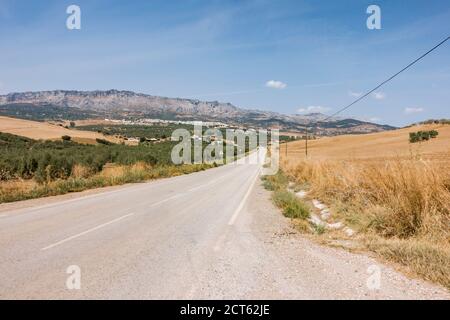 Straße ohne Verkehr mit Torcal Naturschutzgebiet dahinter, Andalusien, Provinz Málaga, Spanien Stockfoto