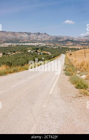 Straße ohne Verkehr mit Torcal Naturschutzgebiet dahinter, Andalusien, Provinz Málaga, Spanien Stockfoto