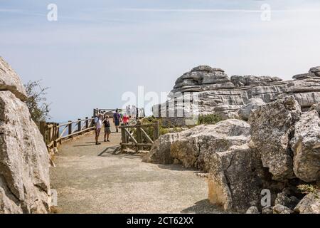 Aussichtspunkt (mirador) in El Torcal de Antequera ein Karstgebirge Naturschutzgebiet, mit charakteristischen Form der Felsen, Andalusien, Spanien Stockfoto