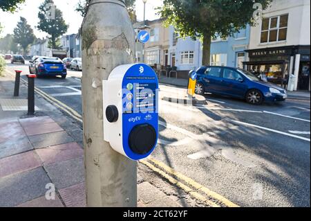 Brighton UK 21. September 2020 - eine Ladestation für Elektrofahrzeuge wurde an einem Laternenpfahl in einer Straße in der Elm Grove Gegend von Brighton angebracht, wo es doppelte gelbe Linien gibt und es illegal ist, zu parken. Der rat hat nun kommentiert, dass das Ladegerät auf der falschen Laternenpfosten versehentlich platziert wurde und soll entfernt werden : Credit Simon Dack / Alamy Live News Stockfoto