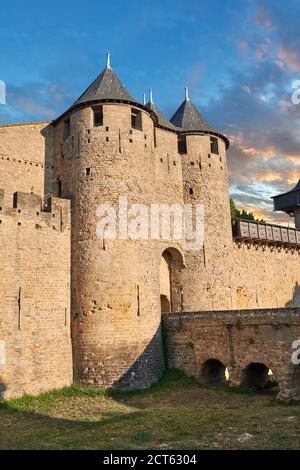 Carcassonne mittelalterliche historische Befestigungsanlagen und Zinnen Mauern von Carcassonne Burg, CarcassonneFrankreich Stockfoto