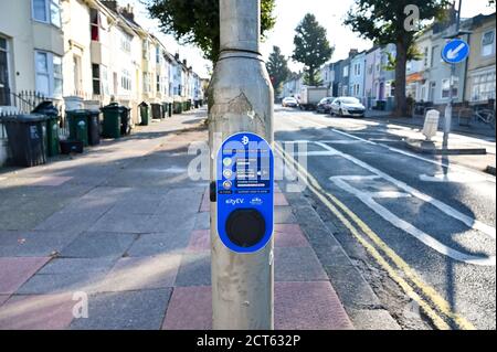 Brighton UK 21. September 2020 - eine Ladestation für Elektrofahrzeuge wurde an einem Laternenpfahl in einer Straße in der Elm Grove Gegend von Brighton angebracht, wo es doppelte gelbe Linien gibt und es illegal ist, zu parken. Der rat hat nun kommentiert, dass das Ladegerät auf der falschen Laternenpfosten versehentlich platziert wurde und soll entfernt werden : Credit Simon Dack / Alamy Live News Stockfoto