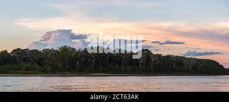 Sonnenuntergang über dem Fluss im Amazonas Dschungel von Peru, Tambopata National Reserve, Peru, Südamerika Stockfoto