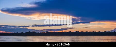 Sonnenuntergang über dem Fluss im Amazonas Dschungel von Peru, Tambopata National Reserve, Peru, Südamerika Stockfoto