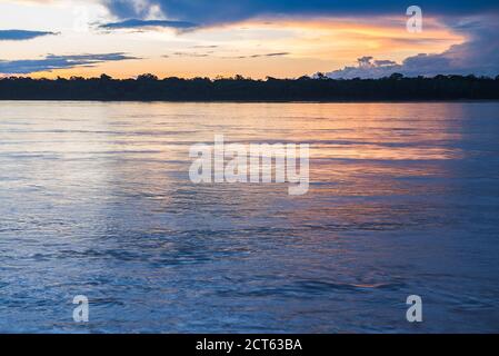 Sonnenuntergang über dem Fluss im Amazonas Dschungel von Peru, Tambopata National Reserve, Peru, Südamerika Stockfoto