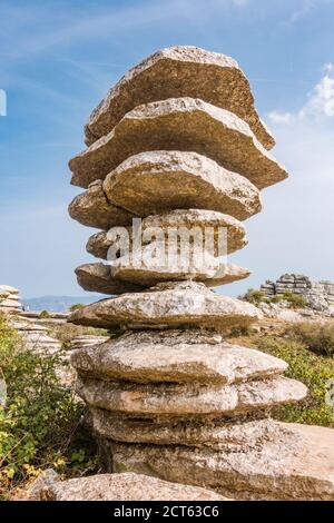 Torcal de Antequera ein karstisches Bergnaturreservat, mit El Tornillo,(Corkscrew) ein Naturdenkmal, Andalusien, Spanien Stockfoto