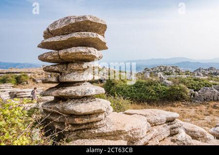 Torcal de Antequera ein karstisches Bergnaturreservat, mit El Tornillo,(Corkscrew) ein Naturdenkmal, Andalusien, Spanien Stockfoto