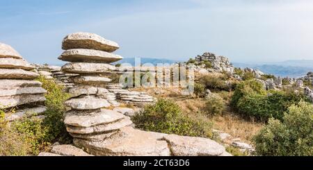 Torcal de Antequera ein karstisches Bergnaturreservat, mit El Tornillo,(Corkscrew) ein Naturdenkmal, Andalusien, Spanien Stockfoto
