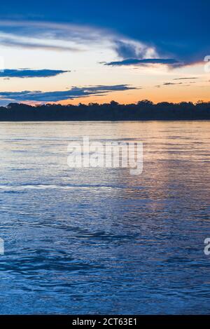 Sonnenuntergang über dem Fluss im Amazonas Dschungel von Peru, Tambopata National Reserve, Peru, Südamerika Stockfoto