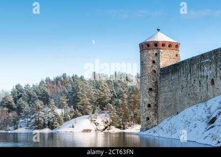 Mittelalterliche Burg Olavinlinna (Olofsborg) an einem sonnigen Wintertag. Eine Burg aus dem 15. Jahrhundert mit drei Türmen in Savonlinna, Finnland Stockfoto