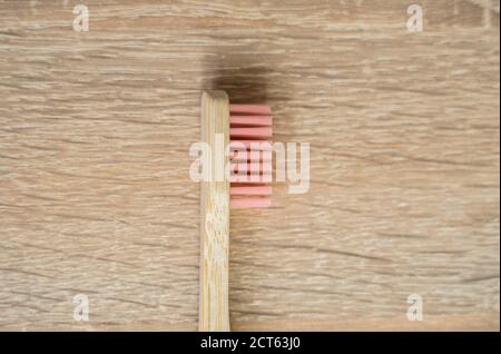 Umweltfreundliche Bambuszahnbürste auf einem Tisch. Keine Verschwendung. Biologisch abbaubare Zahnbürste. Stockfoto