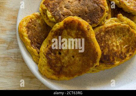 Draufsicht auf Teller mit Kürbispfannkuchen aus Mais Und Roggenmehl Kombination Stockfoto