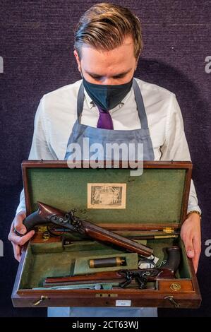 London, Großbritannien. September 2020. Ein Paar versenkter 32-Bohrung-Flintlock-Duellpistolen, von HW Mortimer & Son, c1810, est £15-20,000 - Preview of Bonhams' Antique Arms and Armor Sale at their Knightsbridge Saleroom. Der Verkauf findet am Mittwoch 23 September Kredit: Guy Bell / Alamy Live News Stockfoto