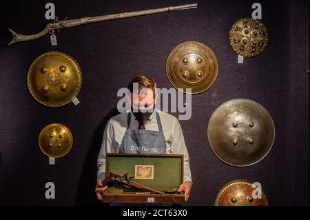 London, Großbritannien. September 2020. Vorschau auf Bonhams' Verkauf von antiken Waffen und Rüstungen in ihrem Knightsbridge-Verkaufsraum. Der Verkauf findet am Mittwoch 23 September Kredit: Guy Bell / Alamy Live News Stockfoto