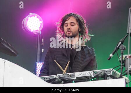 Das norwegische elektronische Musikduo Royksopp tritt beim Glastonbury Festival 2005, Somerset, England, Vereinigtes Königreich auf. Stockfoto