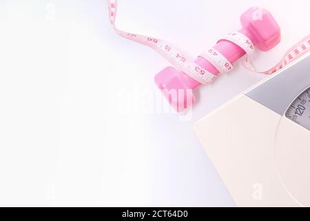 Ein Maßband und eine Waage auf Holzboden. Stockfoto