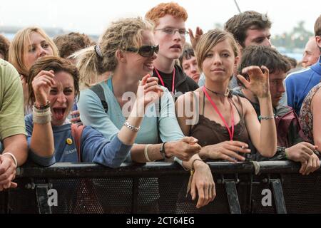 Das norwegische elektronische Musikduo Royksopp tritt beim Glastonbury Festival 2005, Somerset, England, Vereinigtes Königreich auf. Stockfoto