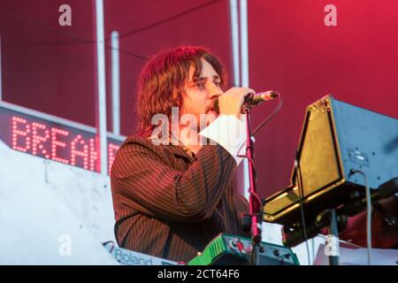 Das norwegische elektronische Musikduo Royksopp tritt beim Glastonbury Festival 2005, Somerset, England, Vereinigtes Königreich auf. Stockfoto