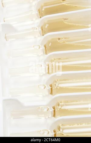 Vertikale Nahaufnahme der Reihe der gelben Ampullen in der Packung Mit selektivem Fokus Stockfoto