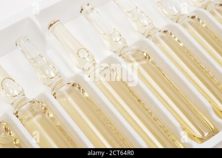 Nahaufnahme der Reihe der gelben Ampullen in der Packung mit selektiv Fokus Stockfoto