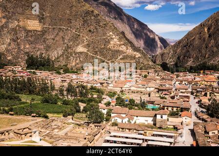 Ollantaytambo mit Pinkullyuna Inka Lagerhäusern in den Bergen darüber, Heilige Tal der Inkas, bei Cusco, Peru, Südamerika Stockfoto