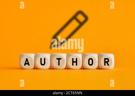 Das Wort Autor auf Holzwürfel mit Bleistift-Symbol auf gelbem Hintergrund geschrieben. Autor, Schreiben oder Storytelling Konzept. Stockfoto
