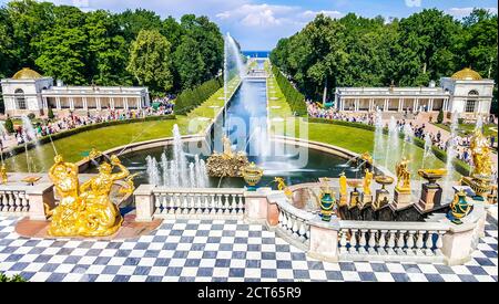 Die Grand Cascade. Der Samson-Brunnen und der Sea Channel. Peterhof, Russland Stockfoto