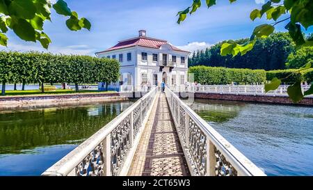 Marly - ein Miniaturpavillon-Palast im westlichen Teil des Unteren Parks des Peterhof Schloss- und Parkensembles. Russland Stockfoto