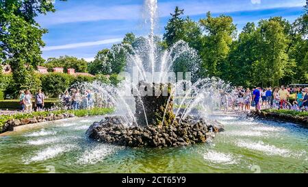 Springbrunnen 'Sheaf' - zentraler Springbrunnen im Monplaisir-Garten im Schloss Peterhof und Parkensemble. Russland. Stockfoto