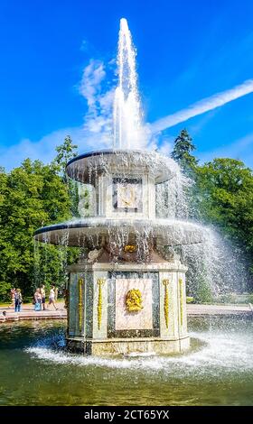 Römischer Brunnen im Schloss Peterhof und Parkensemble. Russland. Stockfoto