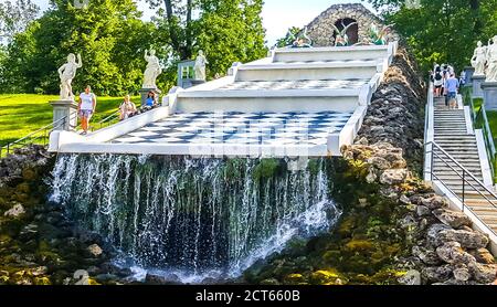 Springbrunnen 'Schachbrettberg' im Schloss Peterhof und Parkensemble. Russland. Stockfoto