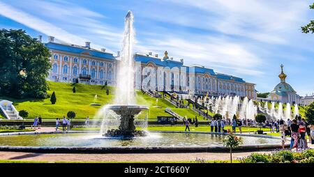 Blick auf das Schloss Peterhof, die große Kaskade und den Samson-Brunnen in Peterhof, Russland Stockfoto