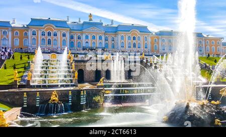 Blick auf das Schloss Peterhof, die große Kaskade und den Samson-Brunnen in Peterhof, Russland Stockfoto