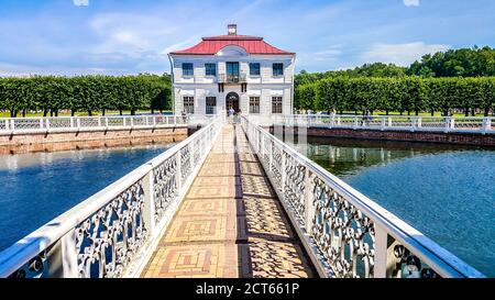 Marly - ein Miniaturpavillon-Palast im westlichen Teil des Unteren Parks des Peterhof Schloss- und Parkensembles. Russland Stockfoto