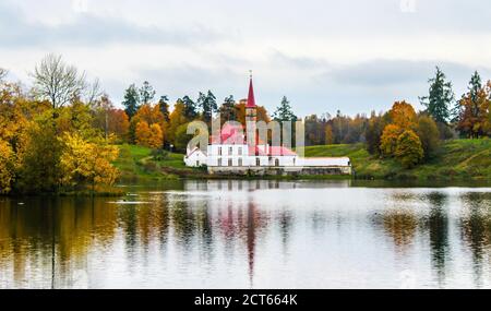 Priory Palace in Gattschina im Herbst, Leningrad Region, Russland. Stockfoto