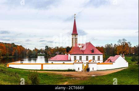 Priory Palace in Gattschina im Herbst, Leningrad Region, Russland. Stockfoto