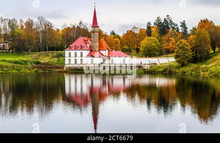 Priory Palace in Gattschina im Herbst, Leningrad Region, Russland. Stockfoto