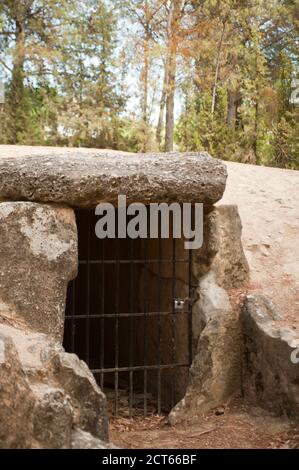 Steindolmen unter dem Berg, Hintergrund von Bäumen Stockfoto