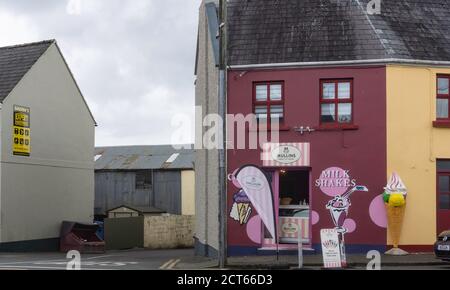 Die Eisdiele der Familie Mullins in Sneem, County Kerry, Irland. Stockfoto