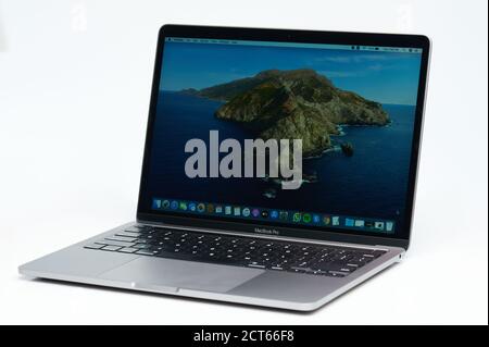 New york, USA - 16. September 2020: Offenes graues macbook pro isoliert auf weißem Studiohintergrund Stockfoto