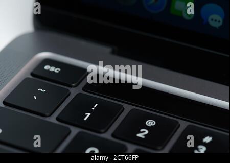 New york, USA - 15. September 2020: Nahaufnahme der macbook Pro Tastatur mit Touchbar und Bildschirm Stockfoto