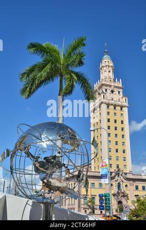 Miami, USA - 18. März 2017: Freedom Tower in Miami und Port of Miami Eingang. Stockfoto