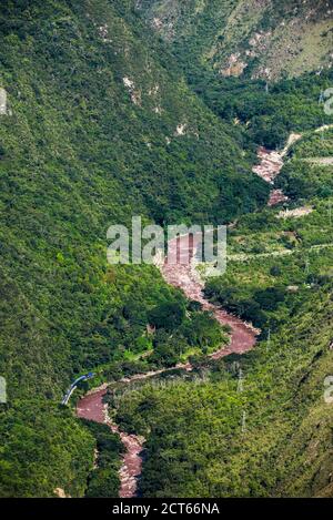 Zug zwischen Machu Picchu in Aguas Calientes und Ollantaytambo durch das Heilige Tal, Cusco Region, Peru, Südamerika Stockfoto