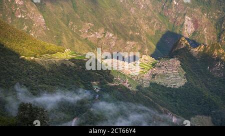 Machu Picchu Inka-Ruinen bei Sonnenaufgang vom Sonnentor aus gesehen (Inti Punku oder Intipuncu), Cusco Region, Peru, Südamerika Stockfoto