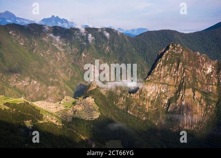 Machu Picchu Inka-Ruinen bei Sonnenaufgang vom Sonnentor aus gesehen (Inti Punku oder Intipuncu), Cusco Region, Peru, Südamerika Stockfoto