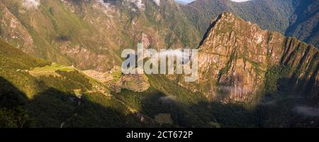 Machu Picchu Inka-Ruinen bei Sonnenaufgang vom Sonnentor aus gesehen (Inti Punku oder Intipuncu), Cusco Region, Peru, Südamerika Stockfoto